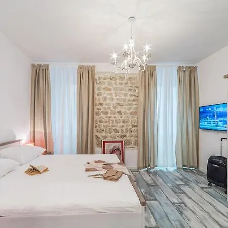 Πανσιόν Lanterna &