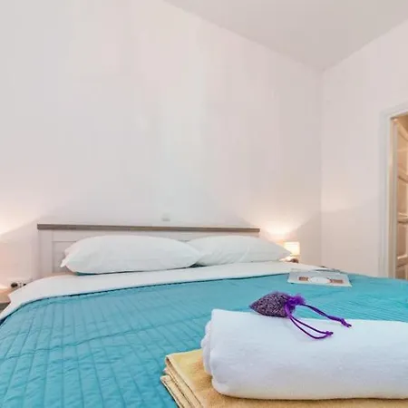 Lanterna & Gostinjska kuća 3*