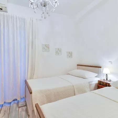 Lanterna & Πανσιόν 3*