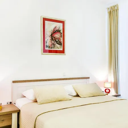 Lanterna & Πανσιόν 3*