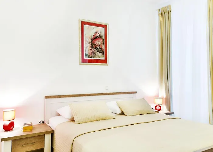 Lanterna & Gostinjska kuća 3*