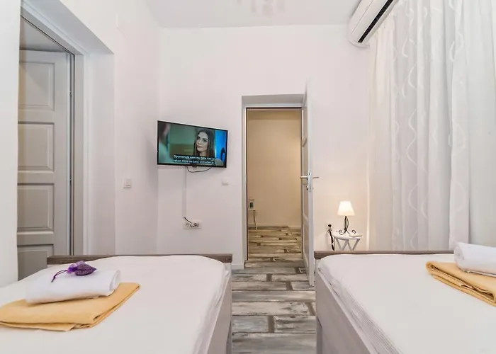 בית הארחה Lanterna & זאדאר